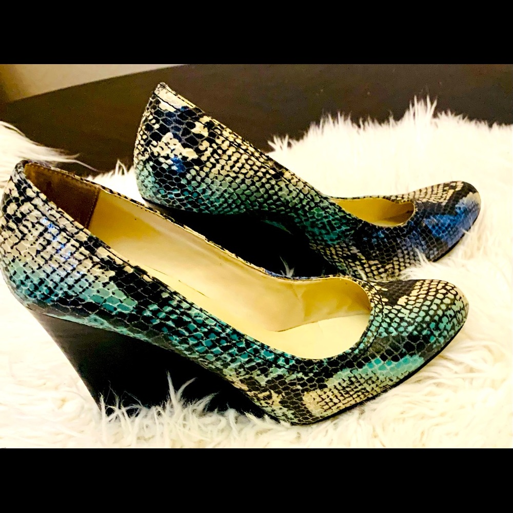 Multicolored snake wedged pumps💕